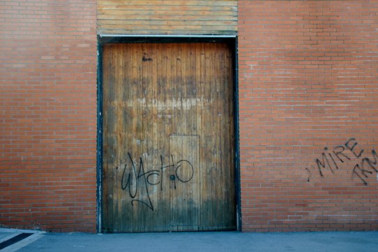 La porta exterior que dóna a la plaça de la Fàbrica Nova es tapiarà per tal d'evitar fugues de so