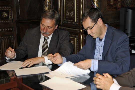 L'Ajuntament i Caixa Catalunya han signat avui el contracte per a la implantació del sistema de venda de Tel·Entrada