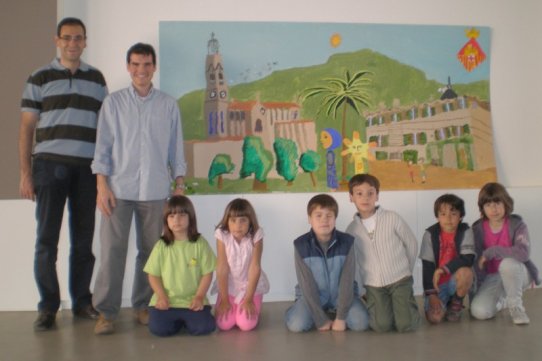 L'alcalde, Ignasi Giménez, amb l'artista Enric Aguilar i els nens i nenes autors del quadre