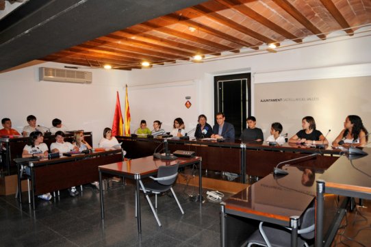 Els representants del Consell d'Infants, amb l'alcalde de Castellar, Ignasi Giménez, i la regidora d'Educació, Antònia Pérez