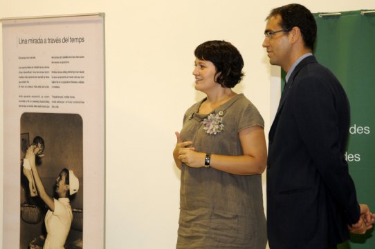 La regidora de Benestar Social, Salut i Igualtat, Mercè Giménez, i l'alcalde de Castellar, Ignasi Giménez, durant l'acte d'inauguració de la mostra "Dones i oficis de Castellar del Vallès"