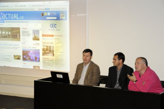 El director dels mitjans de comunicació municipals, Julià Guerrero, l'alcalde, Ignasi Giménez, i el regidor de Comunicació, Pepe González, durant l'acte de presentació de www.lactual.cat.