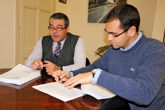 L'alcalde de Castellar, Ignasi Giménez, i el representant de Gas Natural - Fenosa, Jordi Pagès, signen el nou contracte de subministrament elèctric.