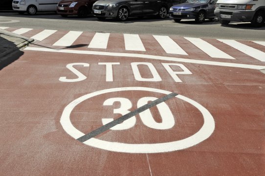 Senyal horitzontal de finalització de "Zones 30", al carrer d'Agustina d'Aragó