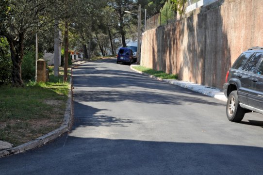 Aspecte del carrer de Sant Roc un cop finalitzats els treballs de pavimentació