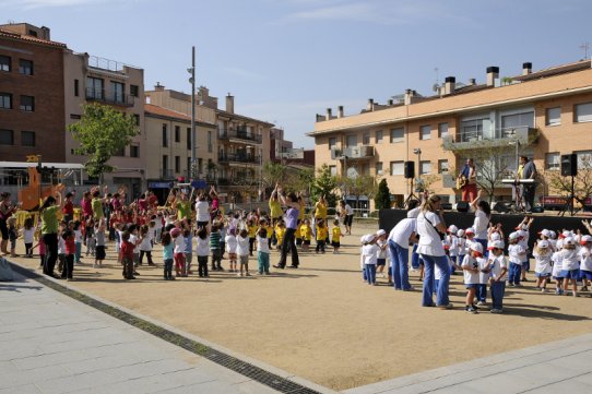 Uns 230 infants d’entre un i tres anys han celebrat la Festa de la Primavera a la plaça Calissó