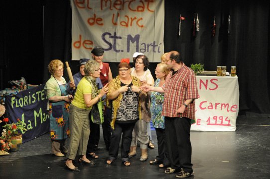 Els actors de l'obra "El mercat de l'Arc de Sant Martí", en un moment de la representació teatral