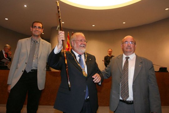 Ignasi Giménez, a l'esquerra de la imatge, en el moment d'entregar la vara de president a Salvador Esteve