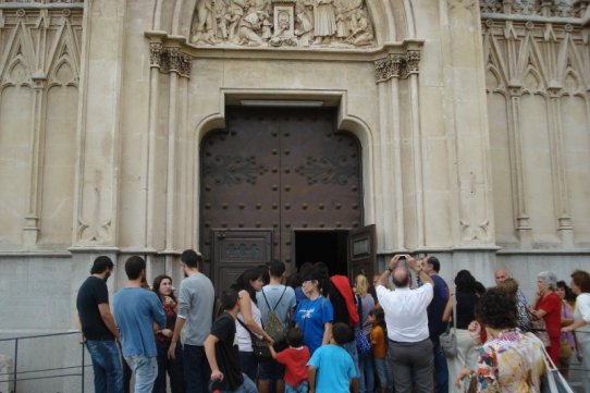 Alguns dels assistents a la visita als túnels de la vila, davant el punt de trobada: l'església de Sant Esteve