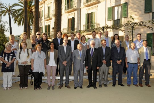 Jordi Pujol, al centre de la imatge, amb diversos regidors del consistori i membres de la junta de l'Aula d'Extensió Universitària