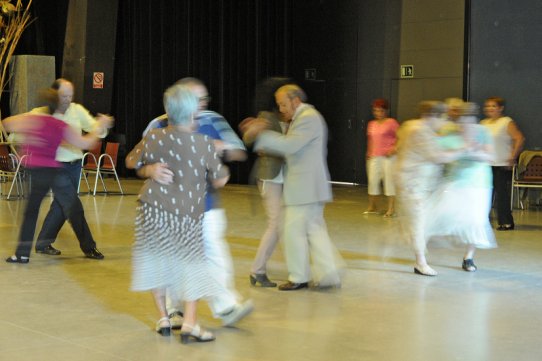 Un moment del ball popular celebrat a la Sala Blava amb motiu del Dia Internacional de la Gent Gran