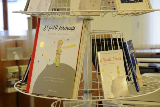La mostra d'exemplars de l'obra "El petit príncep" ja es troba instal·lada a la Biblioteca