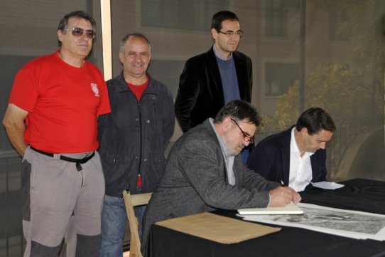 Els alcaldes de Castellar de la Ribera i Castellar del Riu van signar en el llibre d’honor de l’Ajuntament