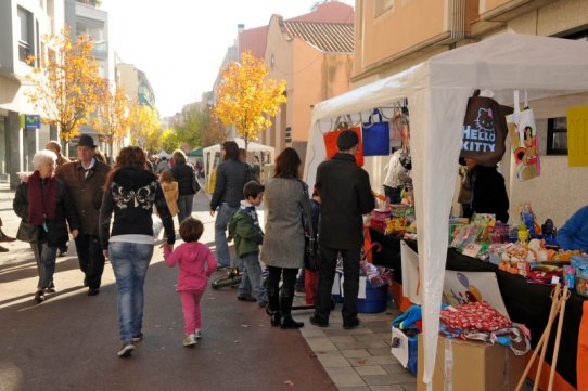 La Fira comercial a l'aire lliure té lloc tots els dissabtes al carrer de Sala Boadella