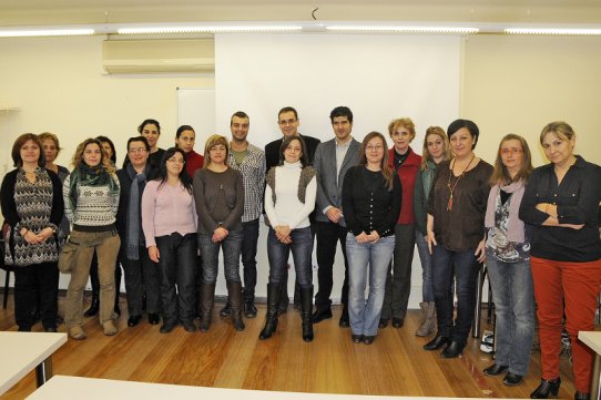 Foto de família dels nous participants dels Plans d'Ocupació Local, amb l'alcalde de la vila, Ignasi Giménez, i els regidors Anna Màrmol i Joan Creus