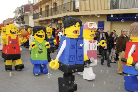 La carrossa i comparsa Lego, de l'escola Bonavista, guanyadora d'un dels premis l'any 2011