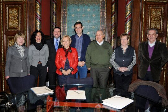 Representants de l'Ajuntament, l'Obra Social La Caixa i l'Assocaiació de Jubilats i Pensionistes, en l'acte de signatura del coveni