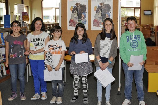 Foto de grup dels joves escriptors que van llegir les seves creacions literàries
