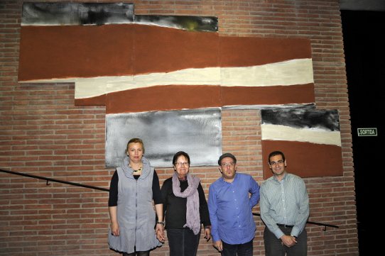 D'esquerra a dreta, la regidora de Cultura, Pepa Martínez, els artistes Aurora Matarín i Domènec Triviño, i l'alcalde de Castellar, Ignasi Giménez