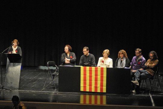 D'esquerra a dreta, la regidora d'Educació, M. Antònia Puig, l'alcalde, Ignasi Giménez, la directora de l'escola, Antònia Pérez, i quatre exalumnes del centre