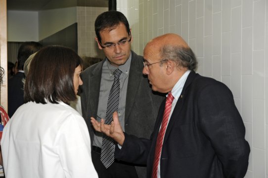 La directora del CAP, Isabel Martínez, l'alcalde de Castellar, Ignasi Giménez, i el conseller de Salut, Boi Ruiz, en una de les noves consultes del CAP