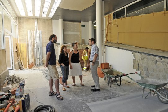 El regidor de Via Pública i els responsables de la Sala Puigverd han visitat avui les obres de les noves instal·lacions