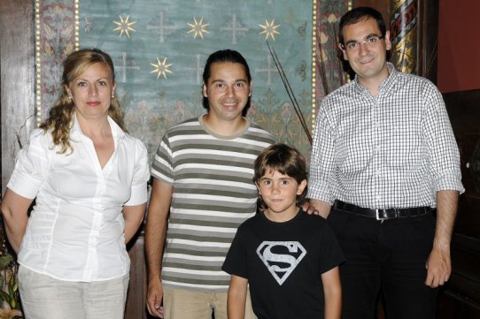 El pilot Alan Rovira, amb el seu pare, Jordi Rovira, la regidora d'Esports, Pepa Martínez, i l'alcalde de Castellar, Ignasi Giménez