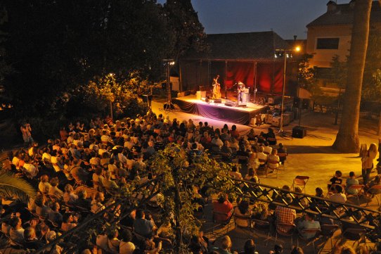 Cris Juanico i Joan Solà-Morales van actuar a l'escenari dels jardins del Palau Tolrà