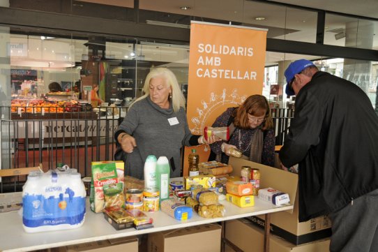 Membres de la Borsa de Voluntaris, recollint productes a les portes del Mercat Municipal
