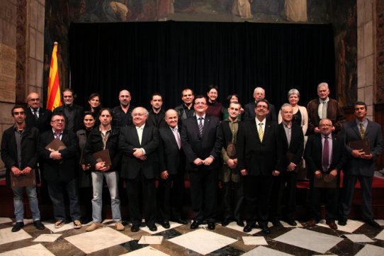 Foto de família del lliurament del Diploma de Mestre Artesà, dilluns 26 de novembre de 2012, amb Albert Antonell i Joan Maria Garsot