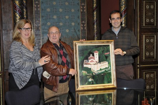 La regidora de Cultura, Pepa Martínez, el pintor Francesc Jubert i l'alcalde, Ignasi GIménez, amb el quadre "El Puig de la Creu"