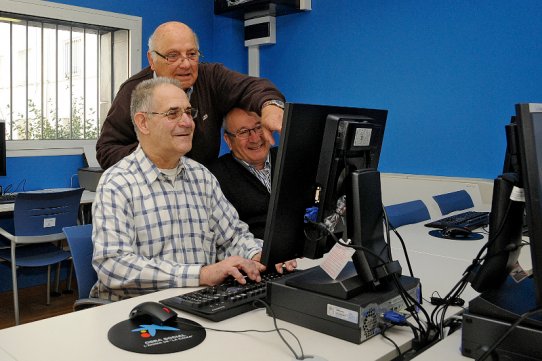 El nou espai tecnològic per la gent gran del Casal Catalunya està equipat amb nou ordinadors.