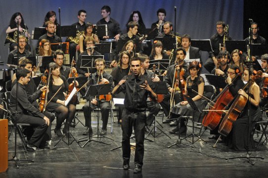 Xavier Torras, en primer terme, dirigint Orquest:art, Simfònica Contemporània, durant el concert "BSO, cinema en música"