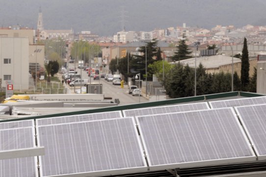 Imatge de les plaques solars instal·lades a la coberta de la Regidoria de Via Pública