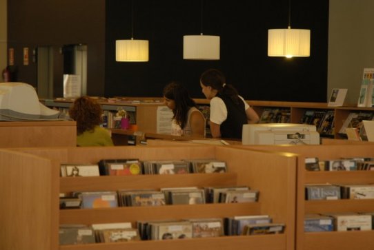 Interior de la Biblioteca Municipal Antoni Tort