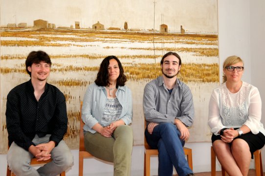 D'esquerra a dreta, els membres del grup de crítica d'art GRAPA, Gerard Toutain, Núria Garcia i Miquel Baños, i la regidora de Cultura, Pepa Martínez  