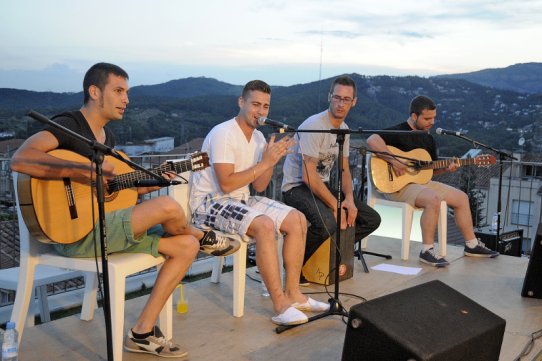 Imatge d'una actuació del grup XDiversion l'1 de juliol de 2013 a la terrassa d'El Mirador