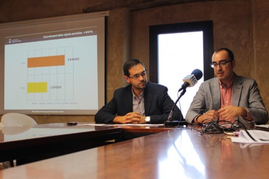 L'alcalde, Ignasi Giménez, i el tinent d'alcalde l'Àrea de Serveis Centrals, Óscar Lomas, durant la presentació dels pressupostos per al 2014