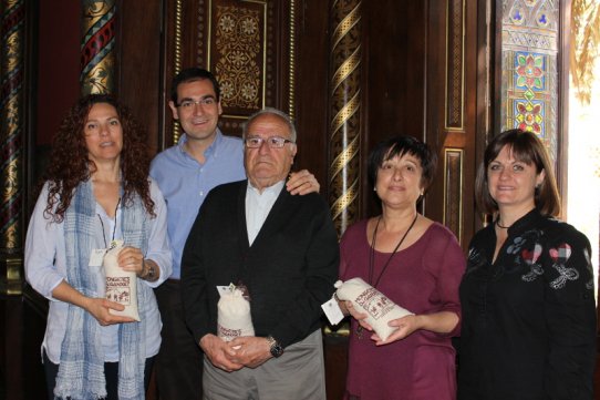 Representants dels tres establiments premiats, amb l'alcalde i la regidora de Comerç
