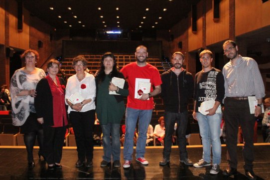 Fotografia dels guardonats amb la directora del centre, Antònia Pérez, la regidora d'Eduació, M. Antònia Puig, i l'alcalde de la vila, Ignasi Giménez