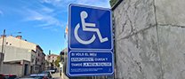 Es col·loquen 50 plaques de sensibilització per al bon ús de les places d’aparcament per a persones amb mobilitat reduïda