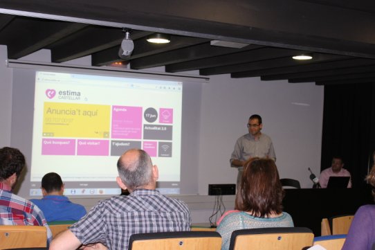 L'alcalde, Ignasi Giménez, i el responsable de l'empresa Aplicacions Multimèdia Interactives, SL, Xavier Giralt, han fet la presentació del nou portal