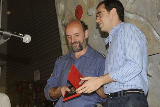 El cap dels Bombers Voluntaris de Castellar, Pepe Casajuana, va rebre la Medalla de la Vila de mans de l'alcalde, Ignasi Giménez