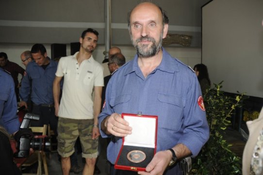 El cap dels Bombers Voluntaris de Castellar, Pepe Casajuana, amb la Medalla de la Vila