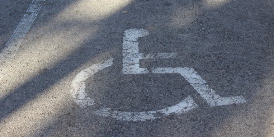 Imatge d'una plaça d'aparcament per a persones amb discapacitat i mobilitat reduïda.