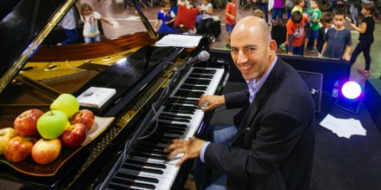 El músic castellarenc Sebastià Soley protagonitza el documental "La poma i el piano de cua".