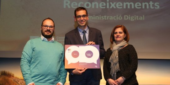 El regidor de Govern Obert, Dani Pérez; l'alcalde, Ignasi Giménez; i la regidora d'Organització i Recursos Humans, Anna Màrmol, a l'acte de lliurament des reconeixements.