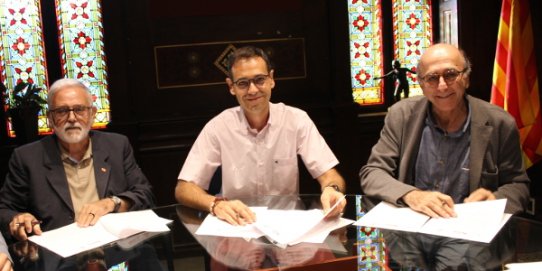 D'esquerra a dreta, el director de Càritas Diocesana de Terrassa, Salvador Obiols, l'alcalde, Ignasi Giménez, i el director de la Fundació Formació i Treball, Albert Alberich, en el moment de la signatura del conveni.