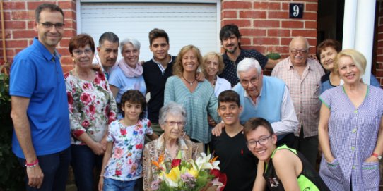 Foto de família de l'acte de lliurament de la Medalla Centenària a Carme Prat Fontcuberta.