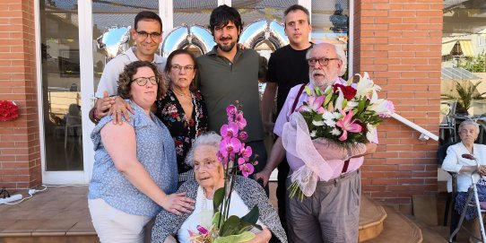 Foto de família de l'acte de lliurament de la Medalla Centenària a Palmira Martí Freixas.